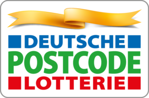 Logo Deutsche Postcode Lotterie, in einem Kasten mit abgerundeten Ecken ein goldgelbes einmal in S geschlungenes Band, darunter in drei Zeilen mit je einer Farbe pro Zeile - blau, grün, rot, 
Deutsche
Postcode
Lotterie