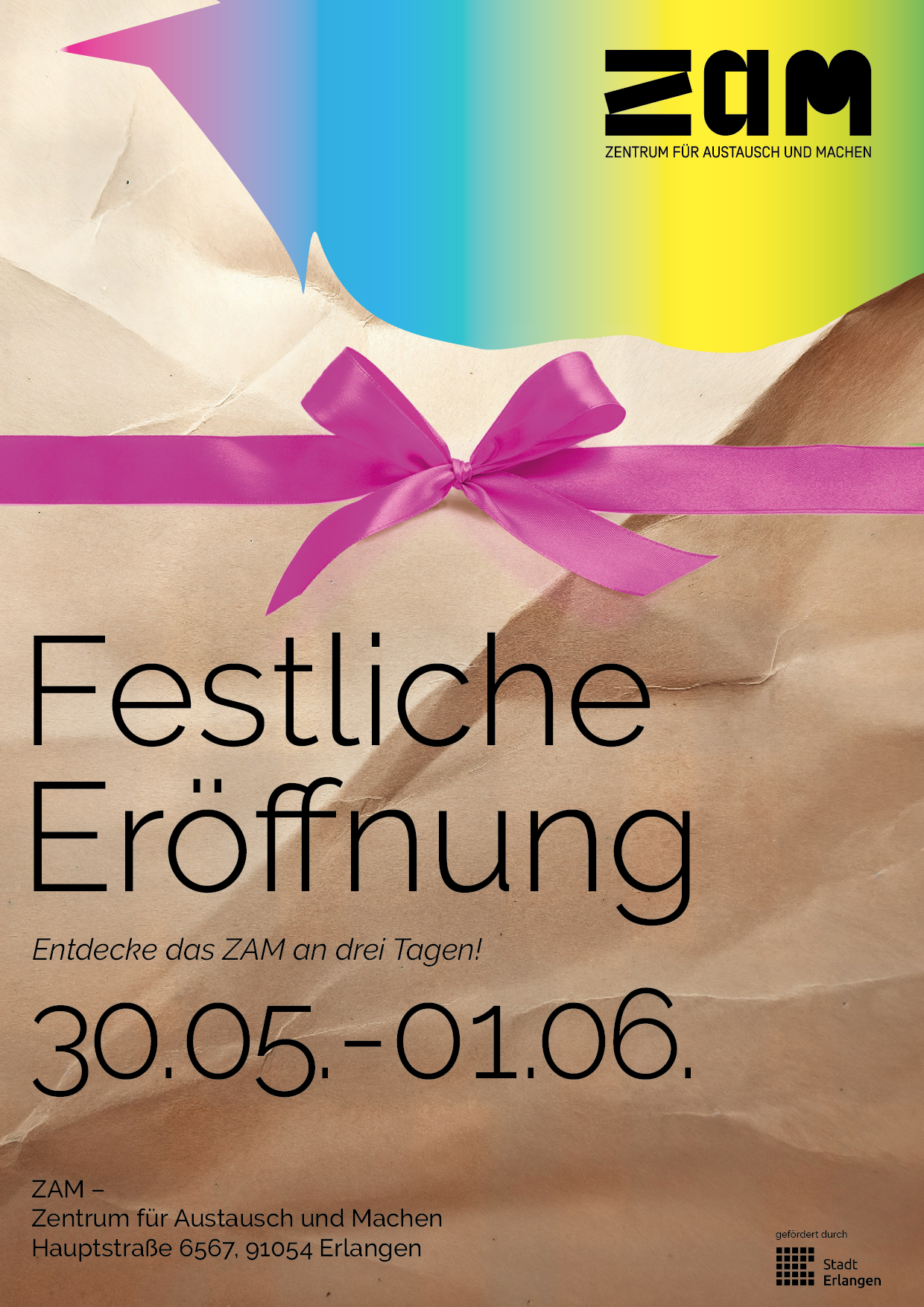 Ein angerissenes Packpapier mit rosa SChleife, dahinter kommen die ZAM Farben heraus. Das ZAM ist ein Geschenk.
