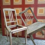 Stühle vor Hintergrund