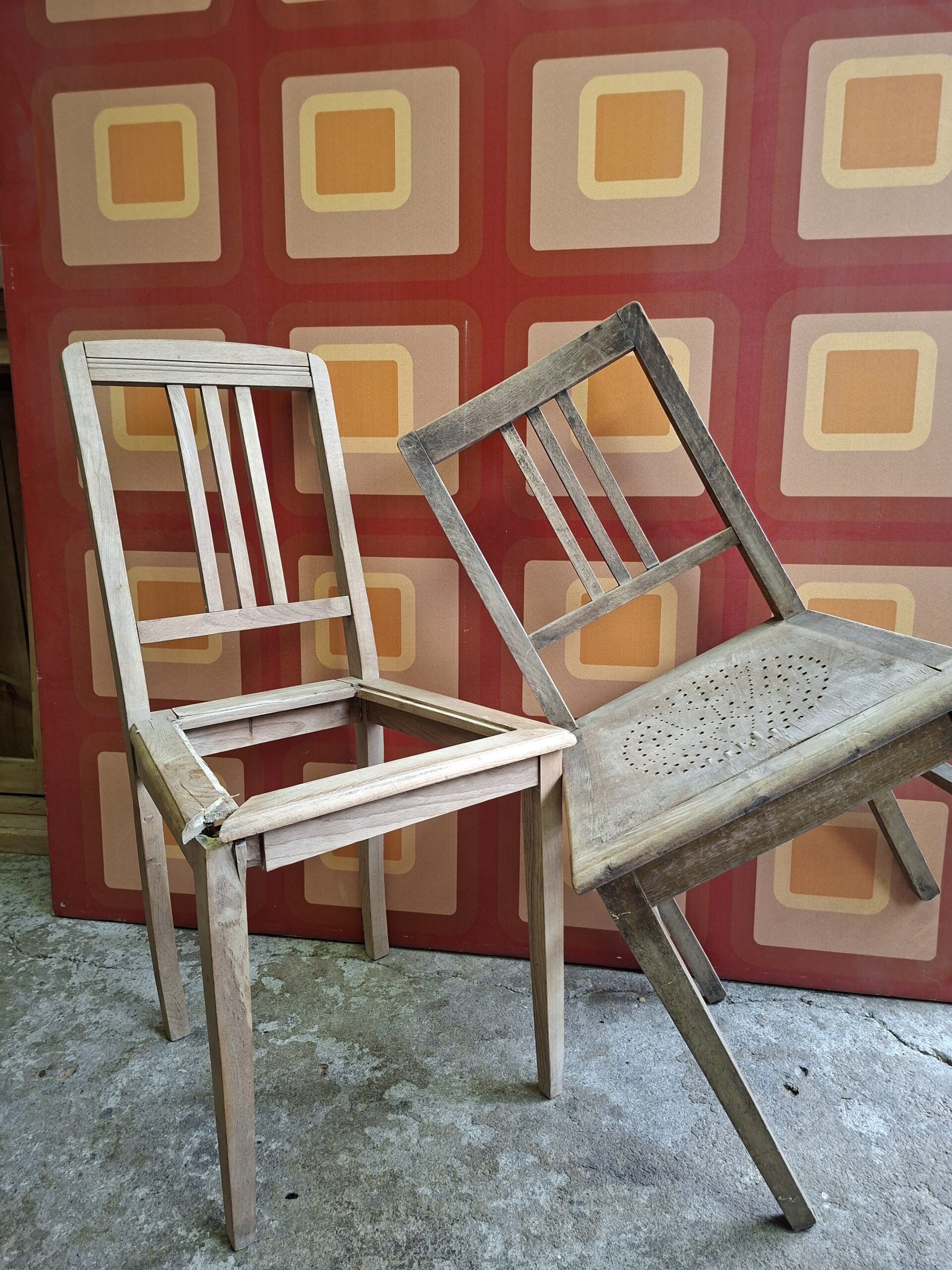 Stühle vor Hintergrund