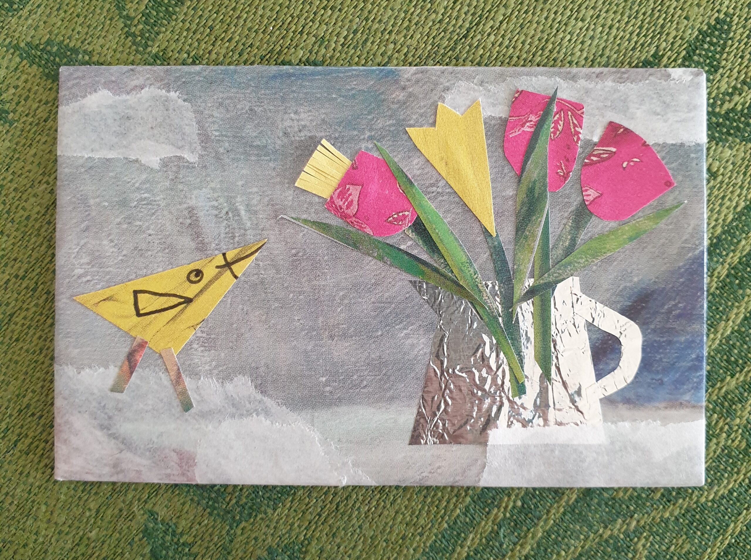 Collage mit Vogel links und Blumen in einem weissenKrug rechts