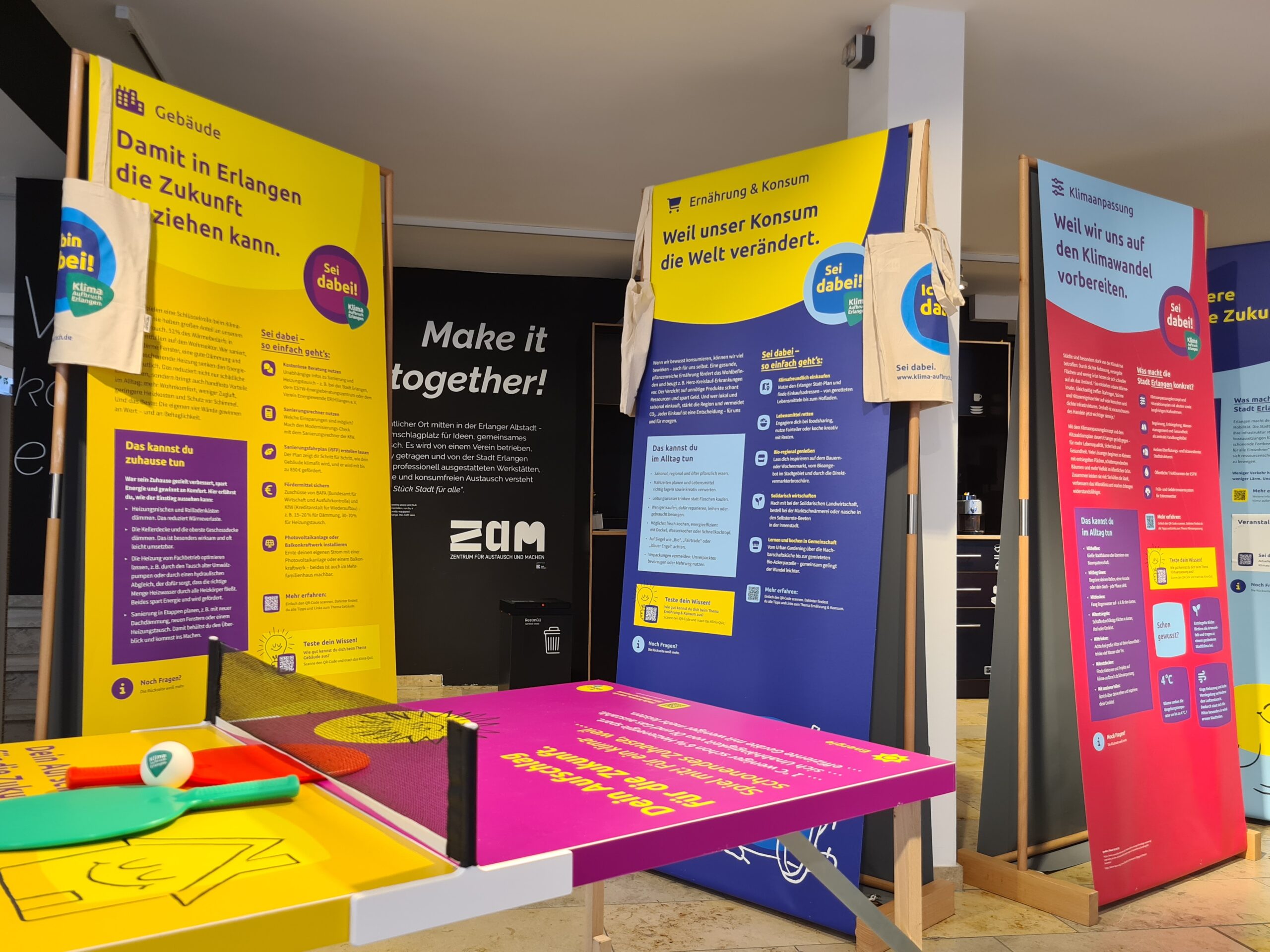 Ausstellung, im Vordergrund das Mini-Tischtennisspiel