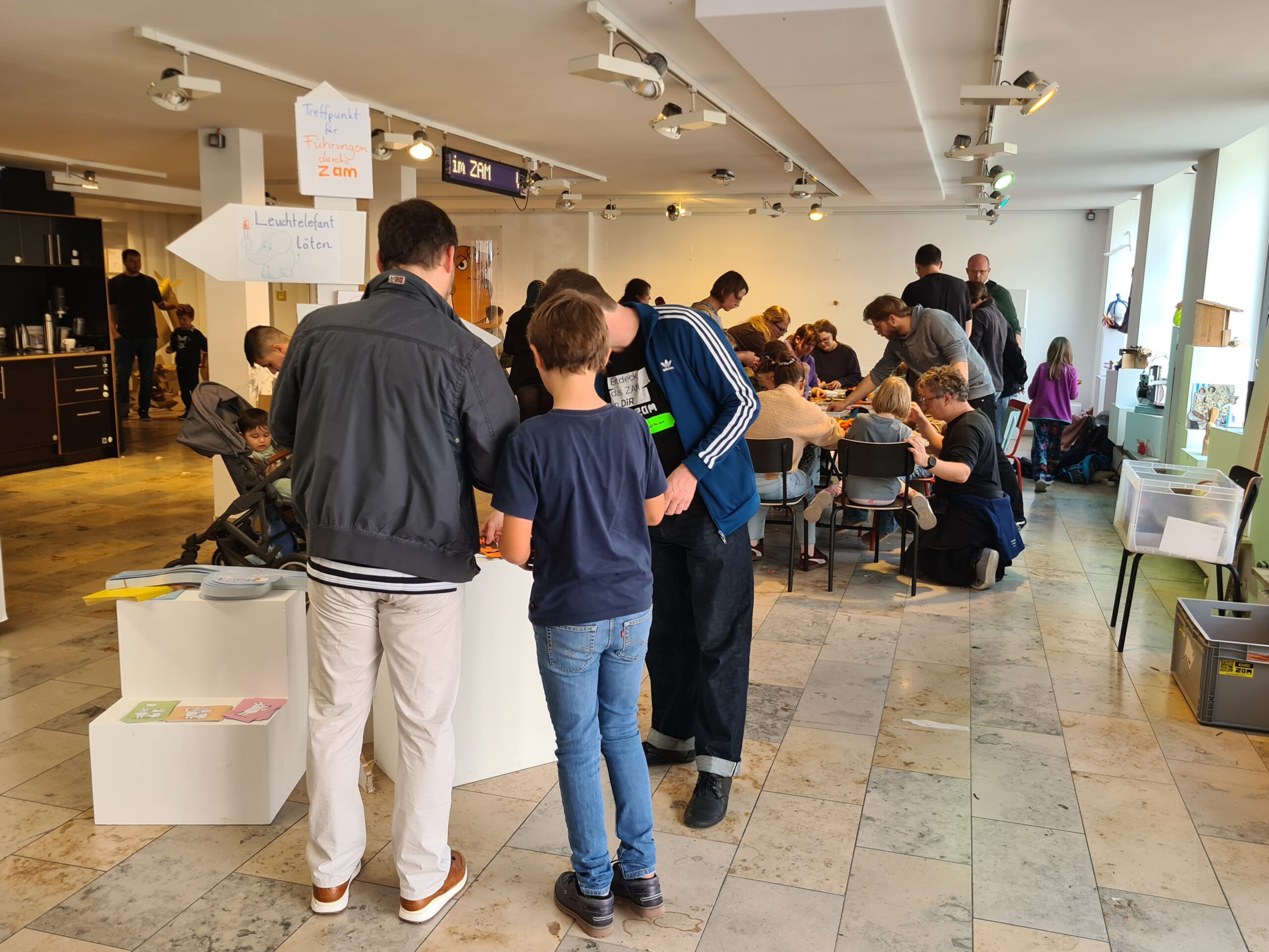bastelnde Kinder beim Maustag im ZAM