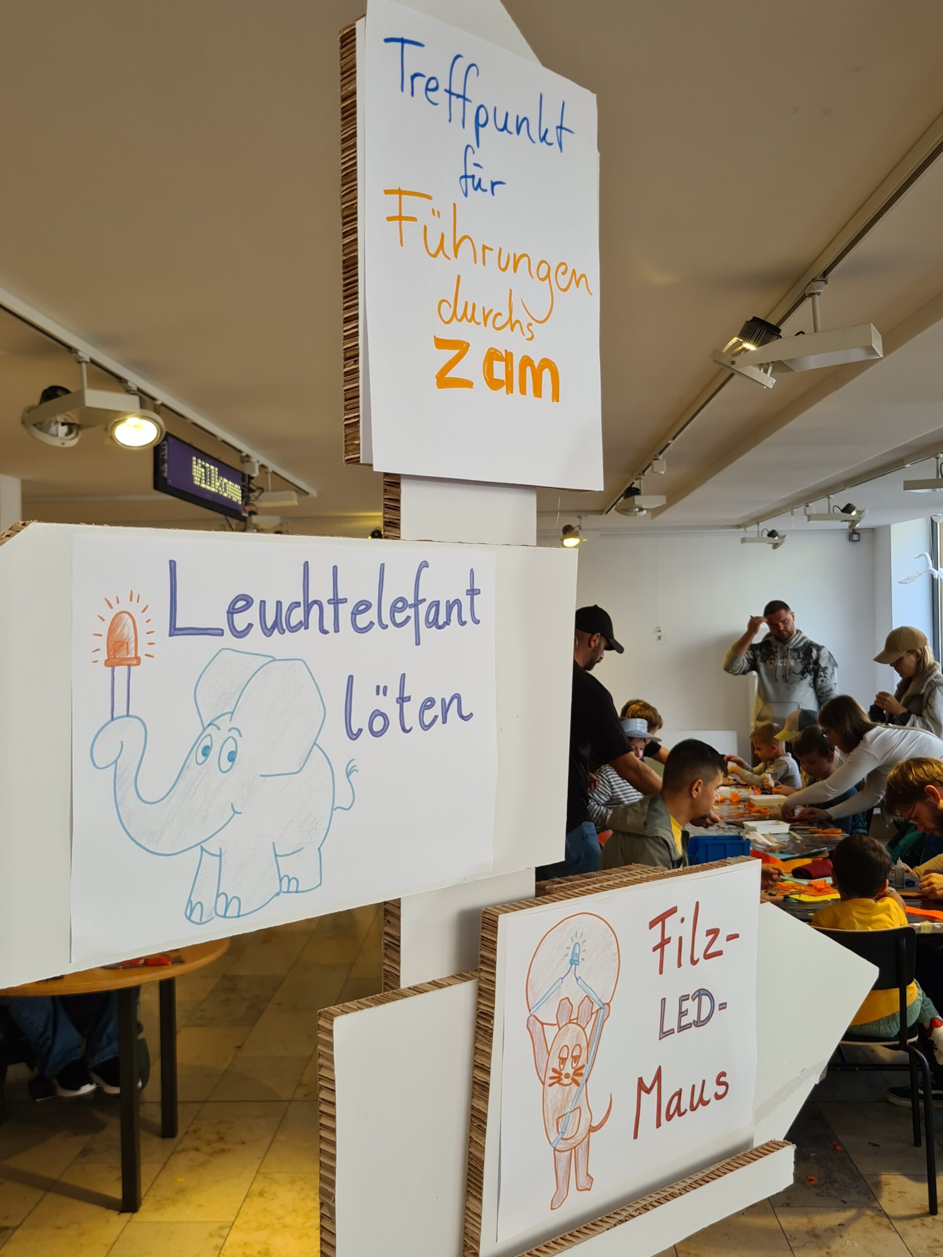 Wegweiser, der auf die Angebote am Maustag 2026 hinweißt