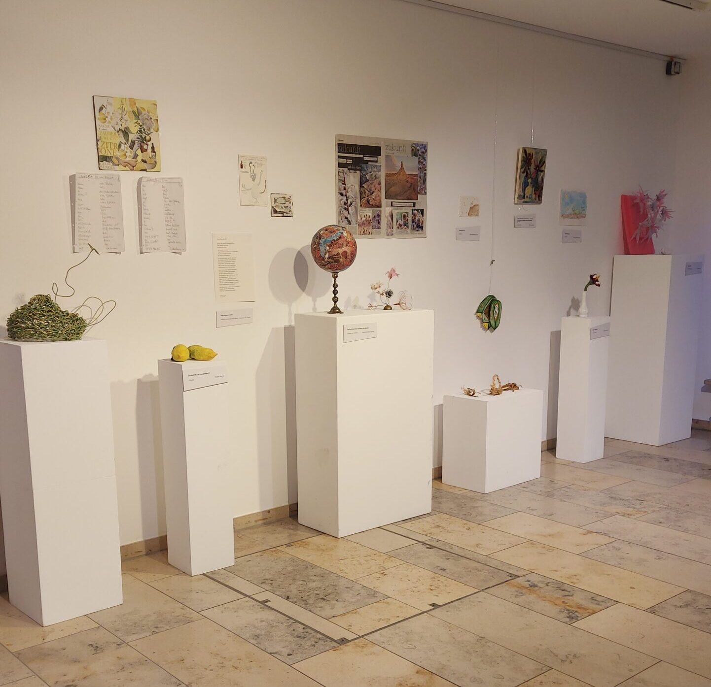Stelen mit Kunstwerken als Teil einer Ausstellung
