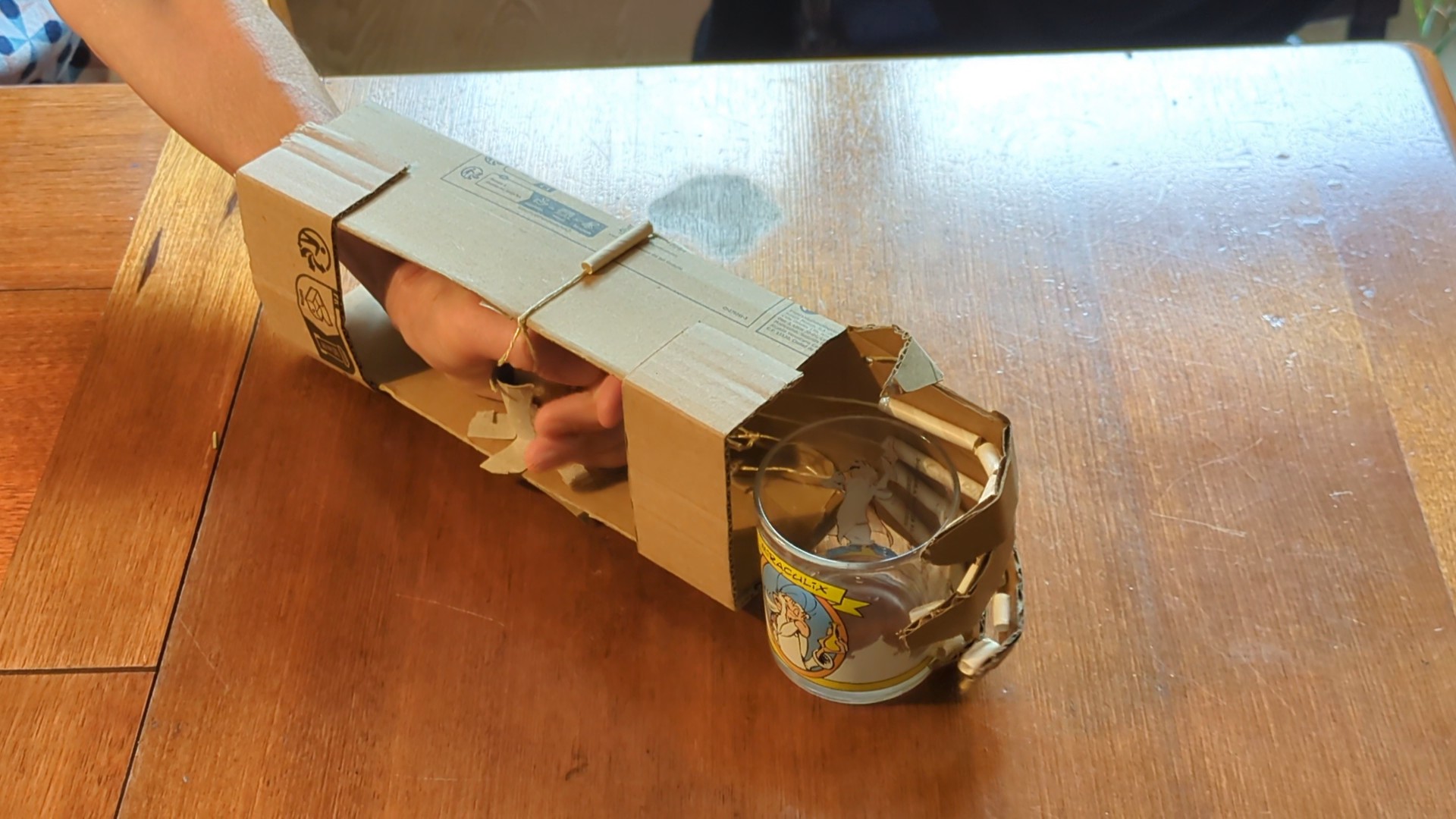 Hand in Roboterarm