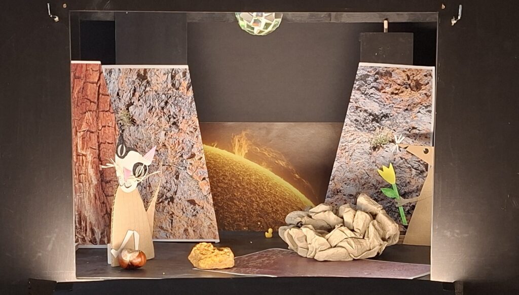 kleines Theater aus Holz mit Figuren