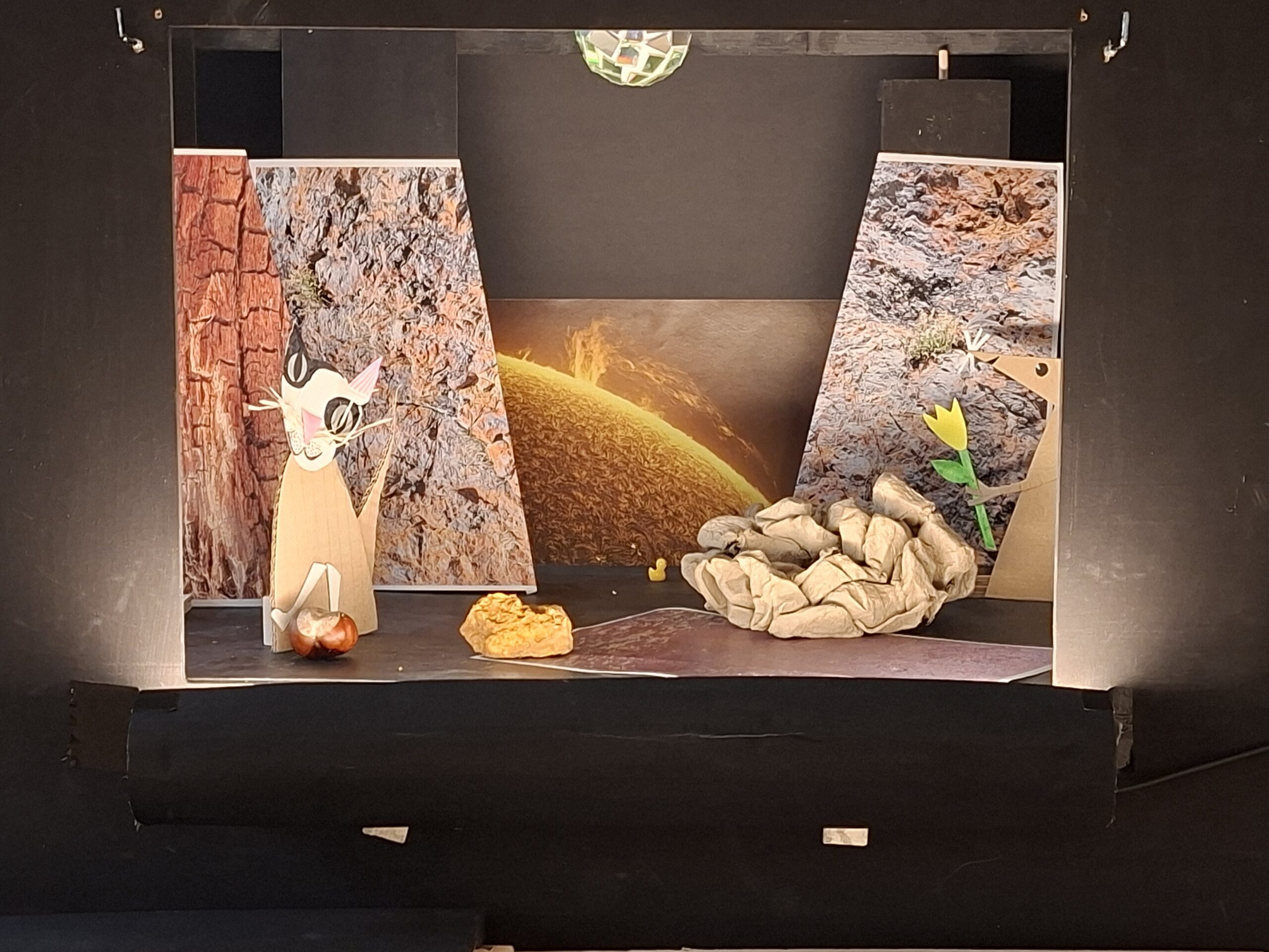 kleines Theater aus Holz mit Figuren